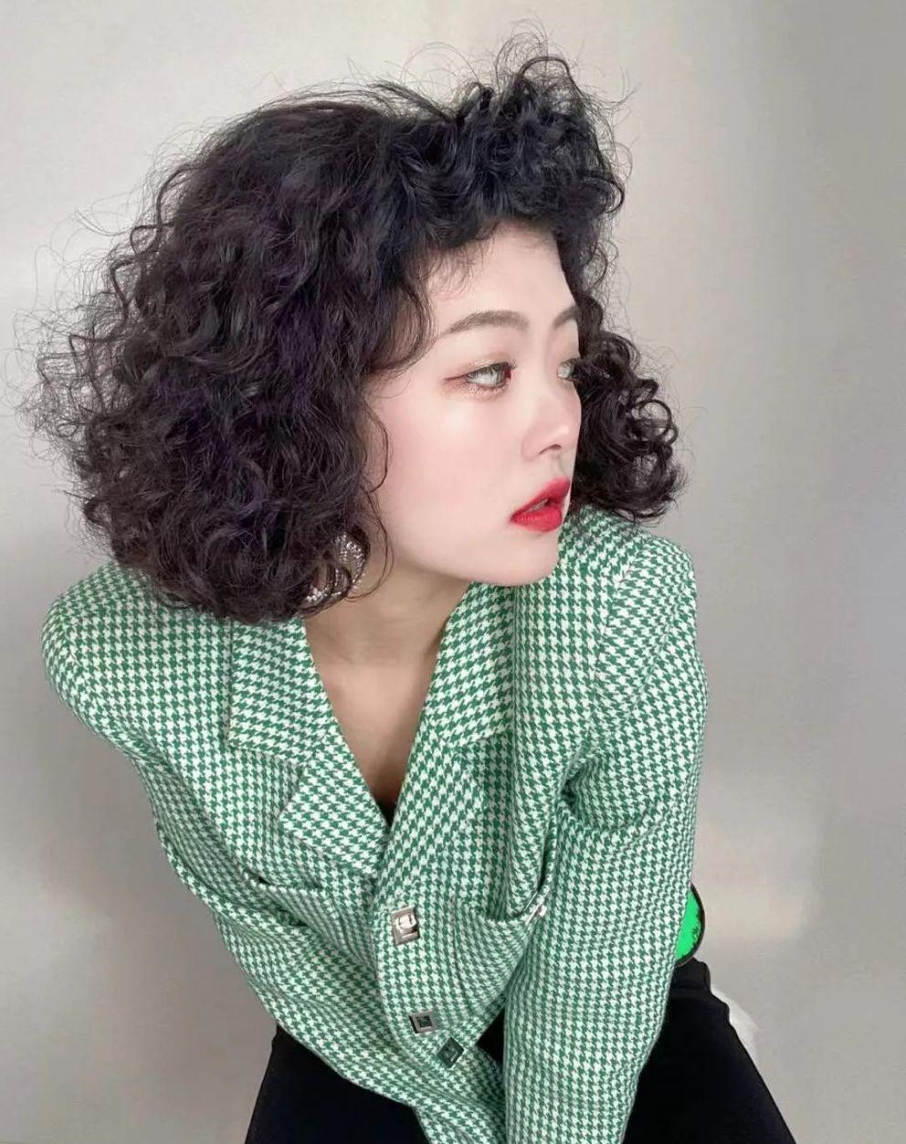 首先为大家分享的是短发卷卷烫,短发卷卷烫是一种卷卷的满头烫发,很显