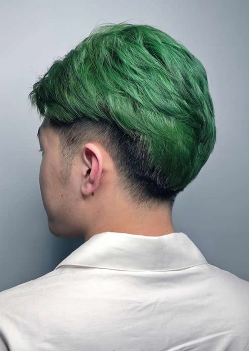 轻松打造出独特魅力发型,和他的皮衣般配的梳发,很潮很抢眼的男生短发