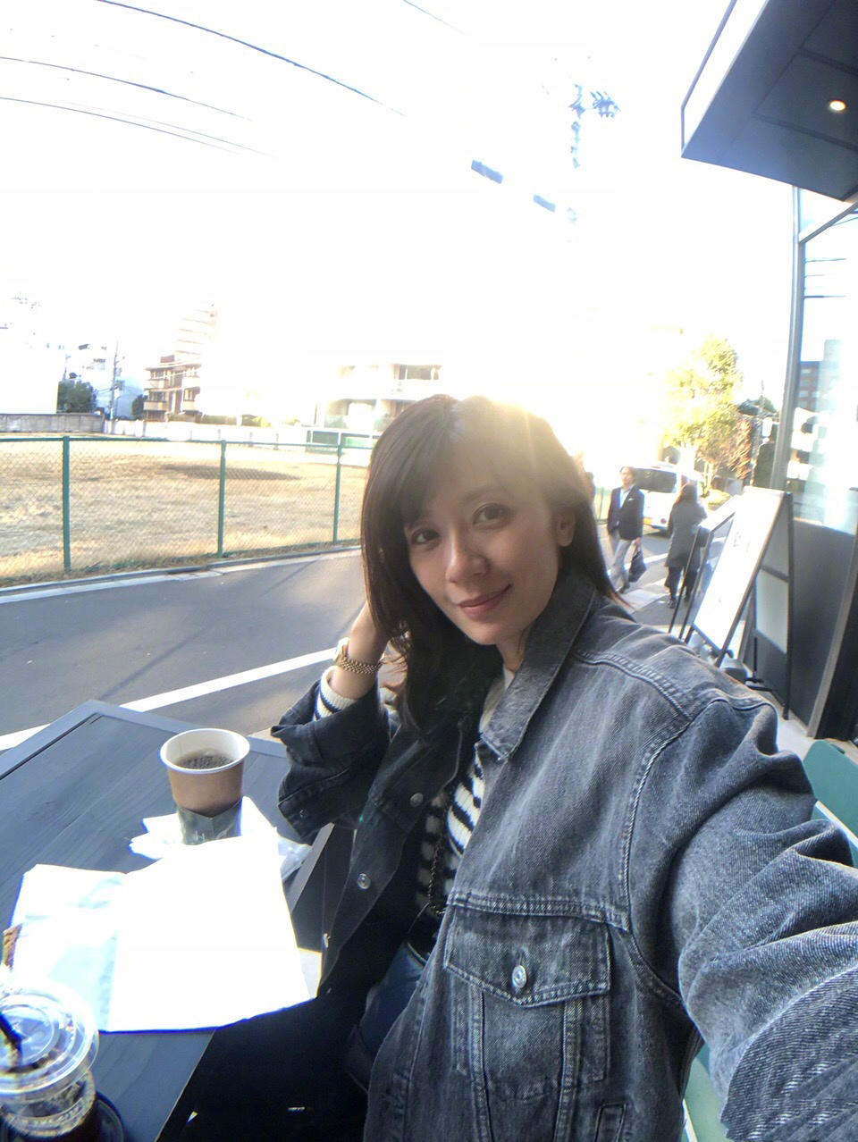 贾静雯晒素颜自拍照,一身的休闲打扮很是漂亮