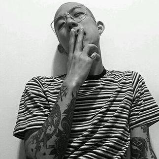 霸气男生纹身抽烟头像