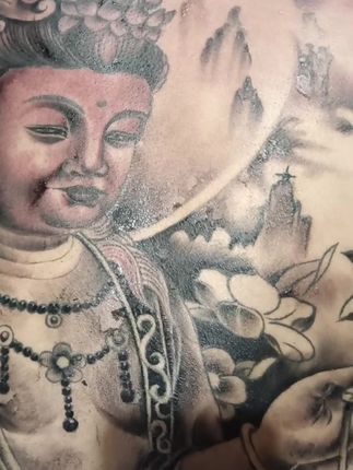 满背纹身 观音菩萨上色进行时
