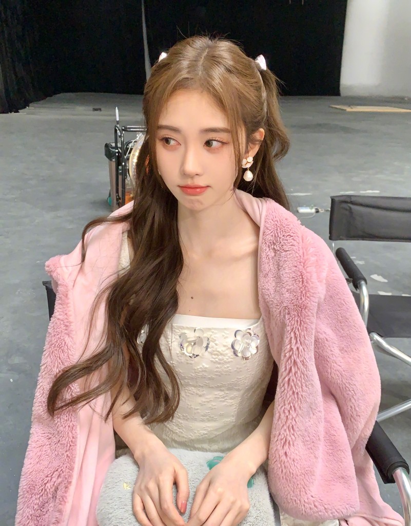 鞠婧祎吊带裙造型拍摄花絮随拍