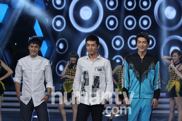 节目现场,胡歌,林更新,蒋劲夫三位男主角变"萌主",展示剧中服饰并现场