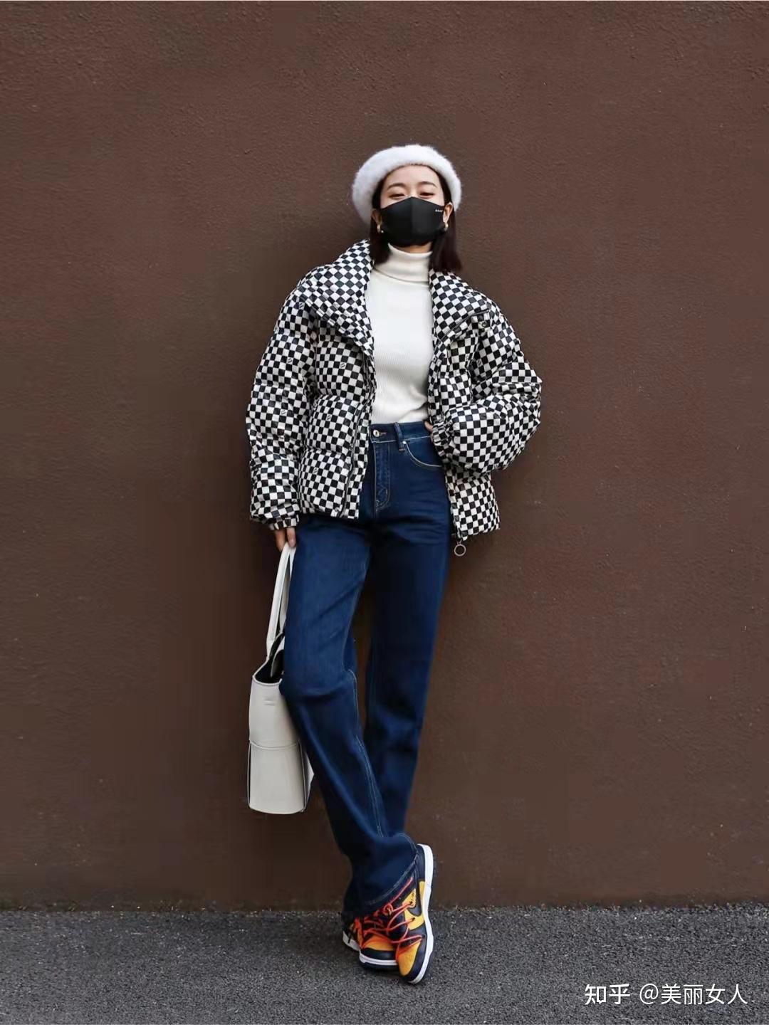 牛仔裤穿搭:这条显腿长的搭配对小个子女生超级友好,上衣是今年大火的