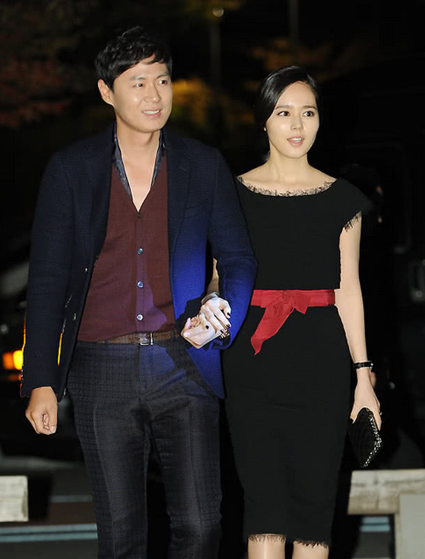 女神韩佳人身材高挑迷人与老公延政勋对视超甜蜜