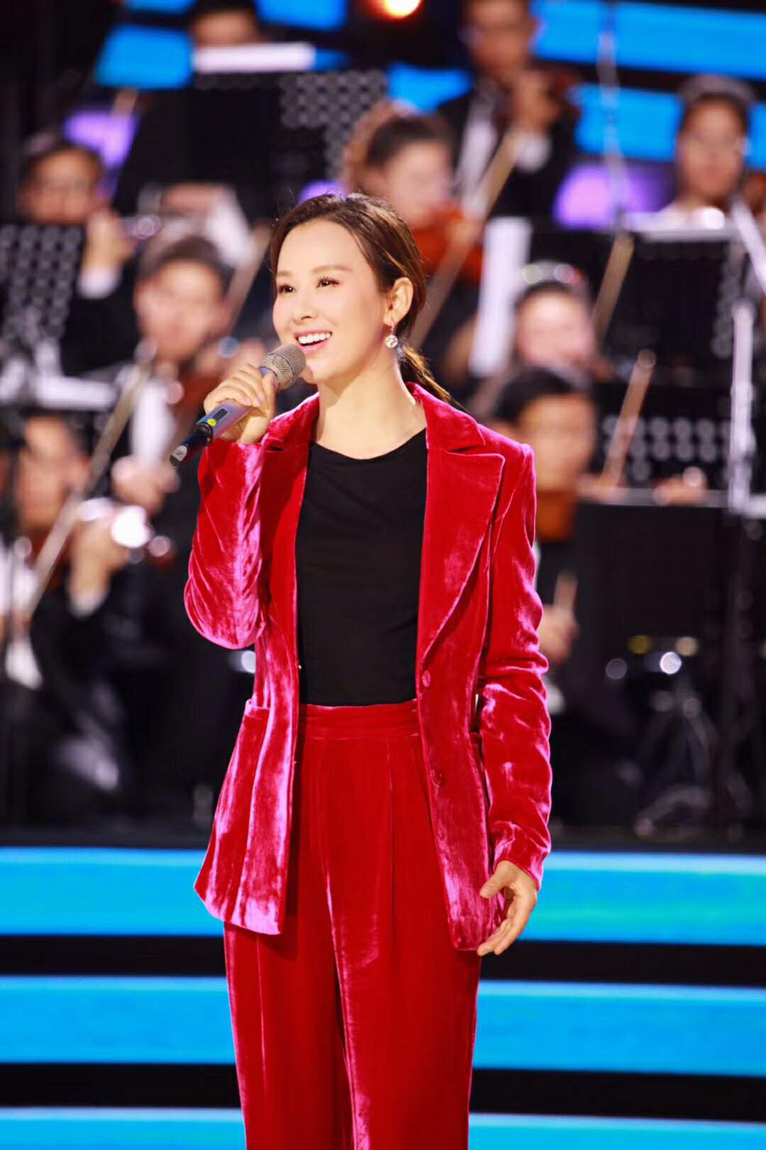 南枯信诗歌:你是水中月,我是岸上石——献给空政文工团歌手王雅洁