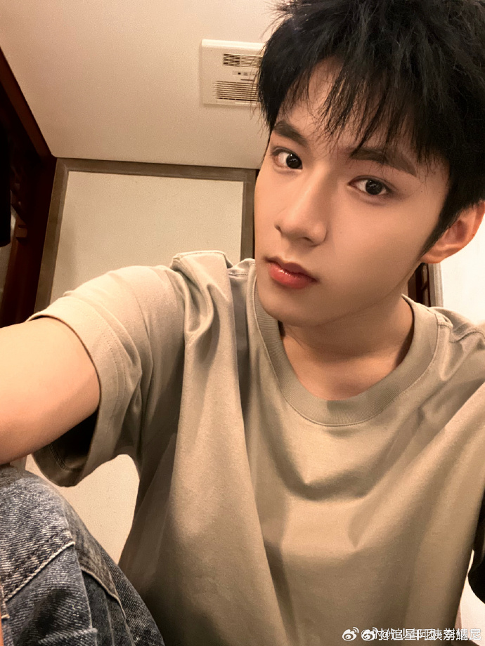 刘耀文硬汉造型