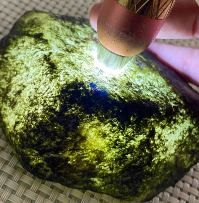 点击头像看直播##翡翠原石# 莫西沙高冰玻璃种料子,肉质细腻发黑