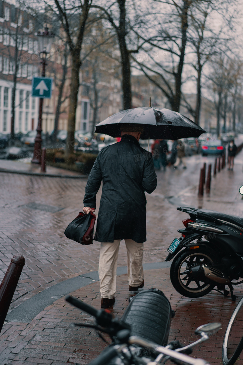 孤独男人雨中撑伞图片