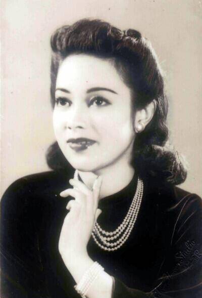 45年,女汉奸李香兰被逮捕后,解开了上衣纽扣,法院:无罪释放!