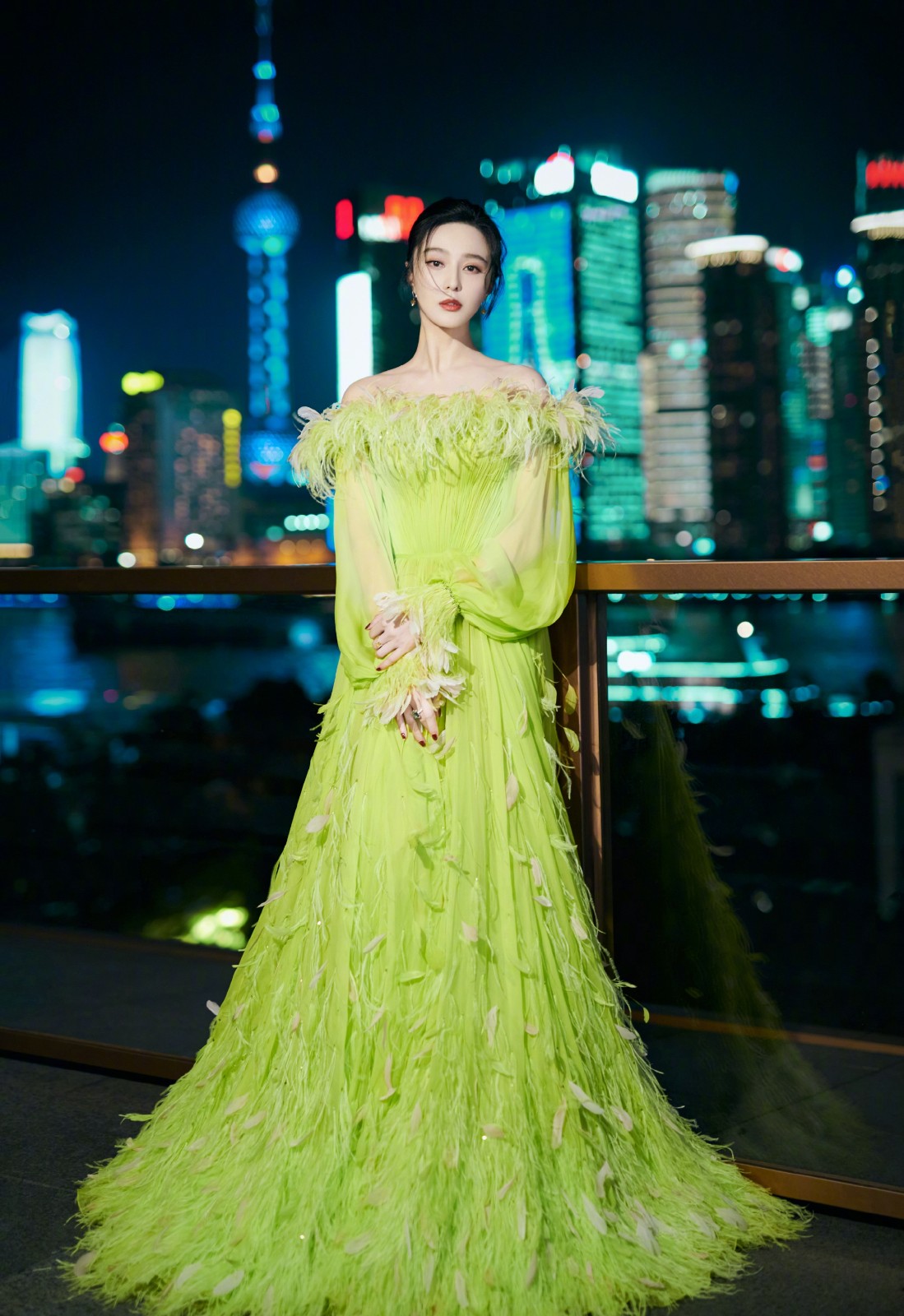 颜值天花板的范冰冰,嫩绿礼服很迷人,不愧是行走的衣服架子