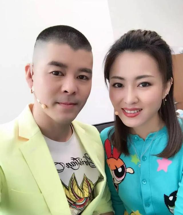 赵本山徒弟王小虎:娶小7岁老婆,妻子神似周涛,儿子神似王俊凯