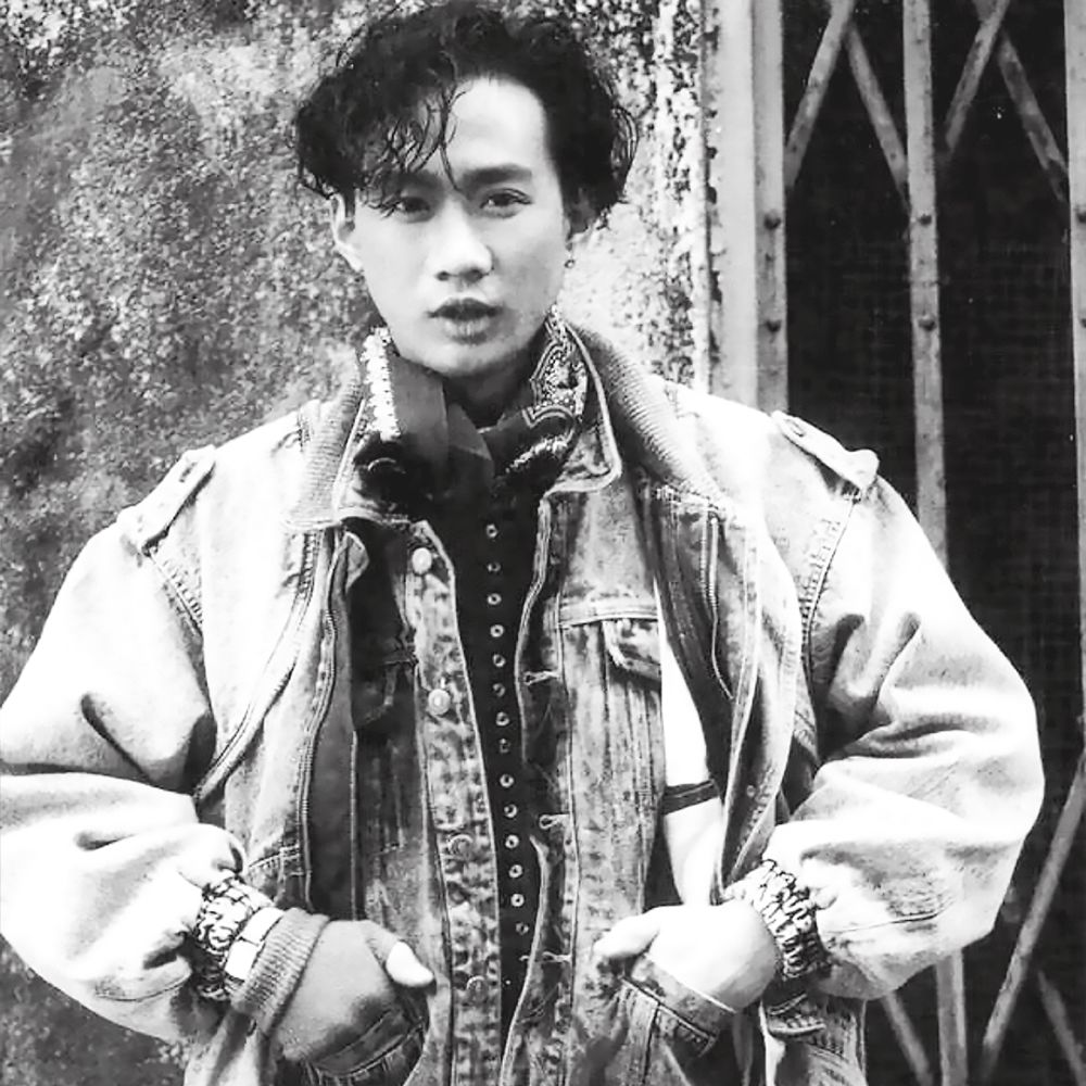 那个时候,叶世荣在保险公司上班,把黄家驹,梁翘柏也介绍进去.