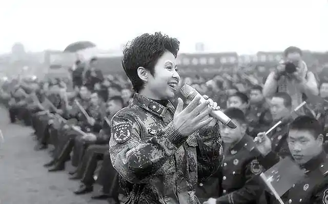 "民歌天后"董文华:23岁爆火,38岁跌落神坛,她到底经历了什么