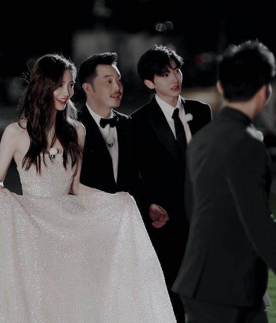 蔡徐坤为angelababy提裙摆,画面太唯美了!_麒麟_嘉宾_穿着