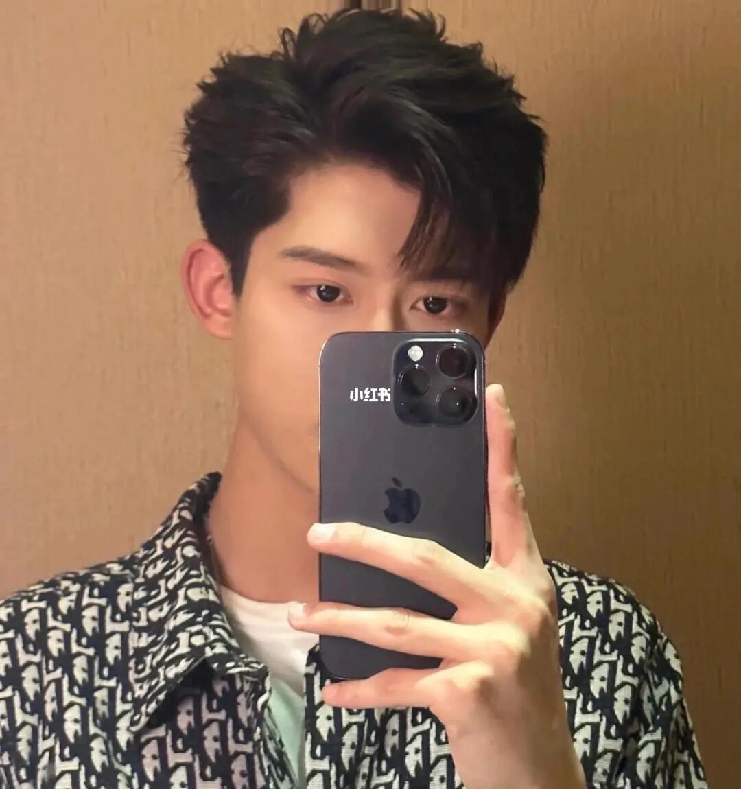 男生发型推荐王嘉尔同款港风测背三七分