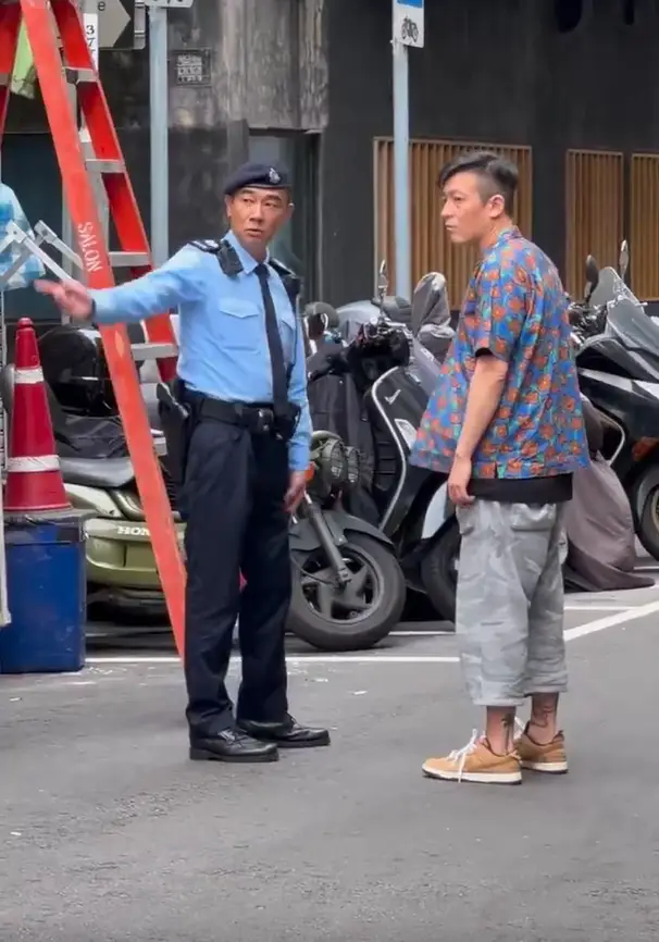 陈冠希与陈小春香港街头偶遇,相谈甚欢再度引发关注_音乐_友谊_网友