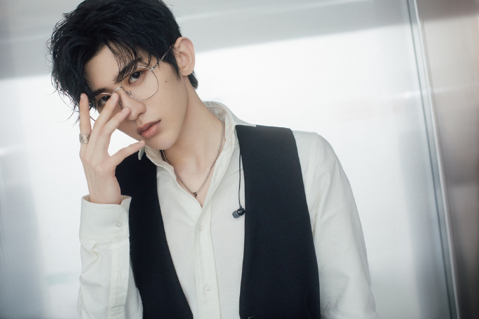 狙击心脏蔡徐坤金丝边眼镜造型尽显斯文帅气