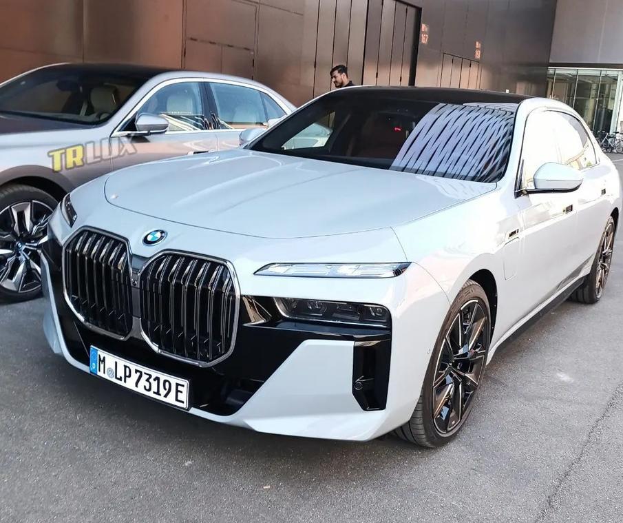 白色的外观感觉还可以气场到位全新宝马7系海外街拍