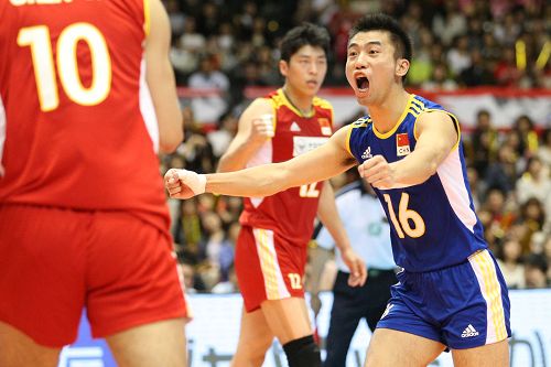 图文:男排奥预赛中国3-1日本 任琦激情庆祝