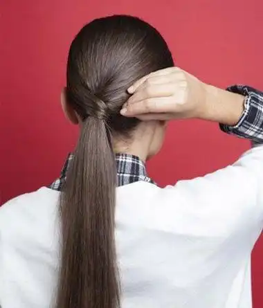 中长发怎么扎马尾简单好看减龄(2款简约直发马尾辫扎发)(7)