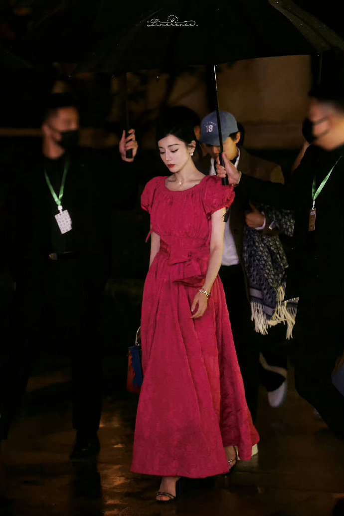 迪丽热巴撑伞侧颜