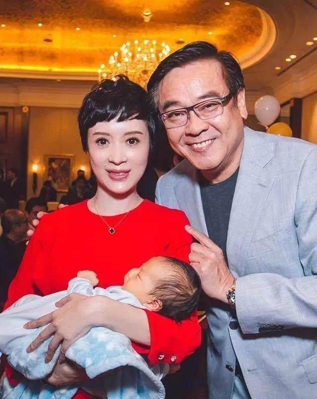 原创42岁的金巧巧脸僵成这样,全程拍照一个表情惊呆网友!