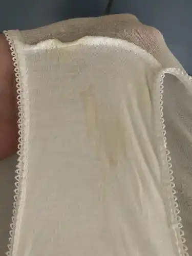 【求助】有图 内裤白带凑近闻有味道算是有异味吗 .