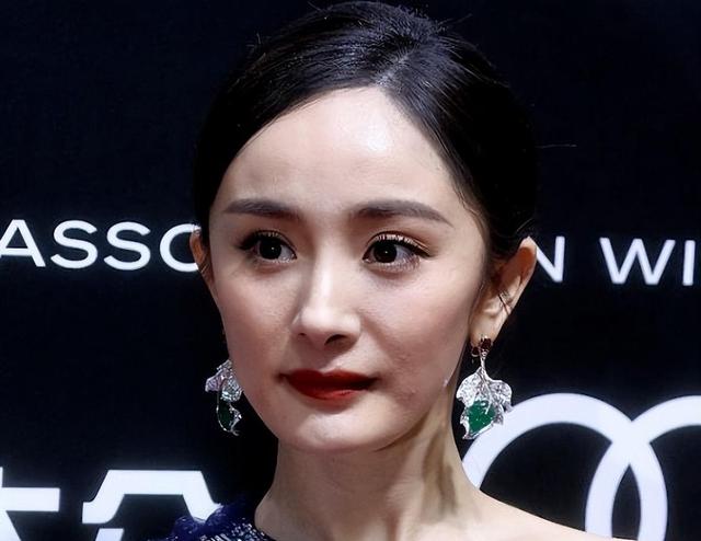 大量女星无修照爆出!显老的热巴,嘴瘪的杨幂,暴露了人间真实