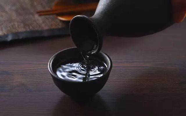 倒酒有学问敬酒有规矩拒酒有门道