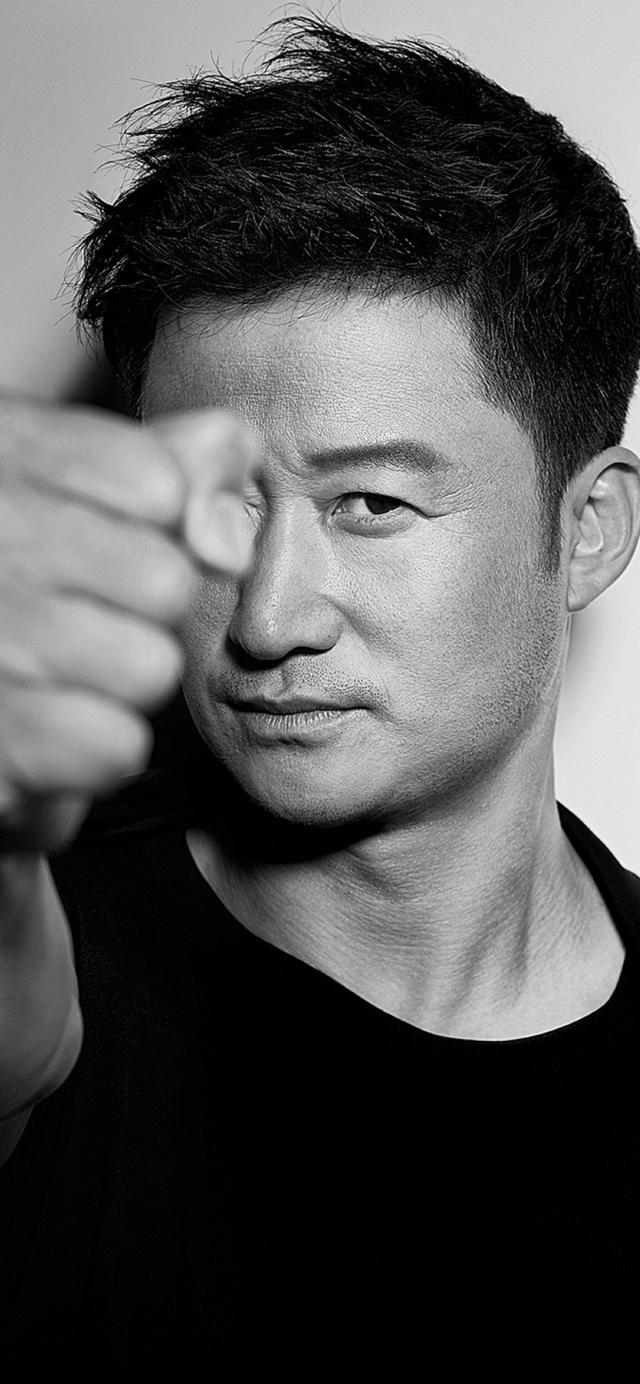 "糙老爷们"吴京,军装和休闲装判若两人,硬汉和男孩的区别!