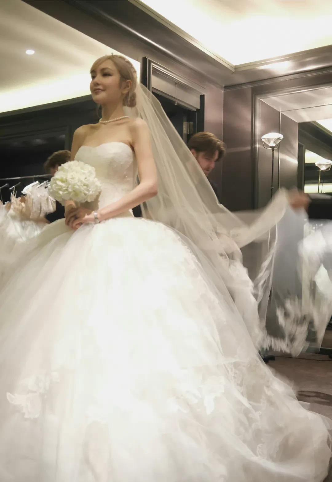 2月17日女明星美图合集,周扬青身着婚纱宛如芭比娃娃,景甜好美_李一桐