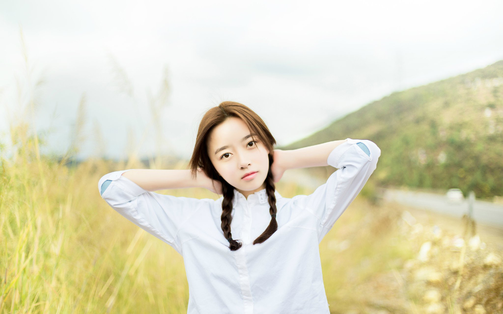 清纯麻花辫少女唯美户外写真电脑高清壁纸下载
