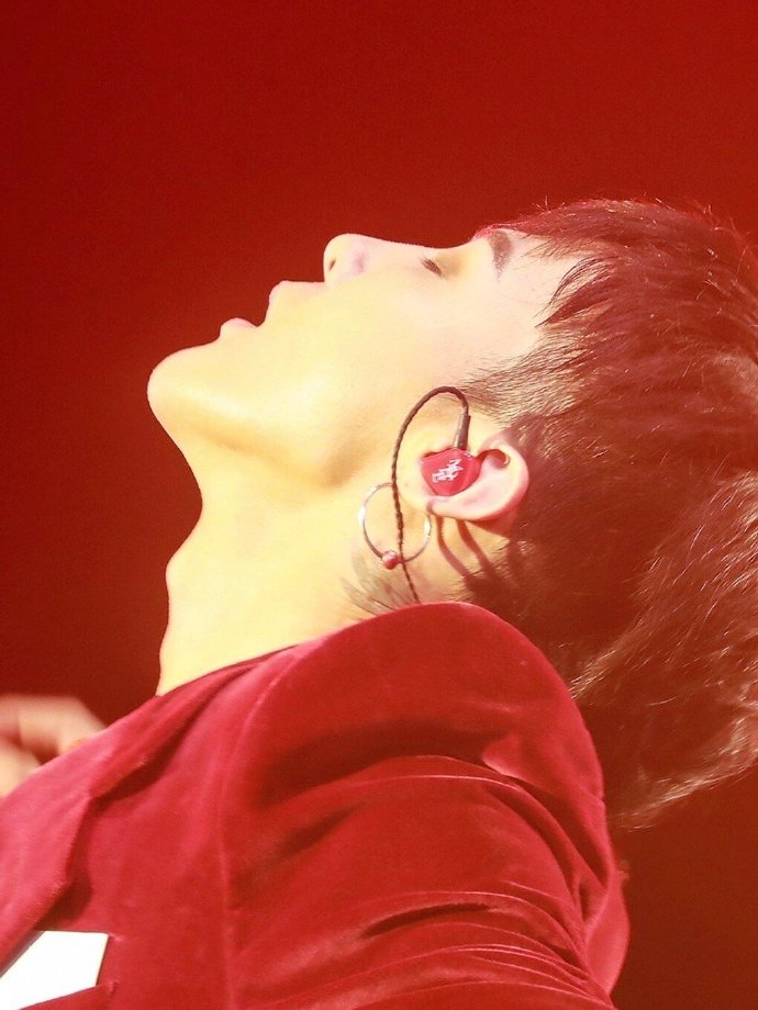 权志龙超话分享一组照片权志龙侧脸照片合集#权志龙#权志龙侧颜绝了!