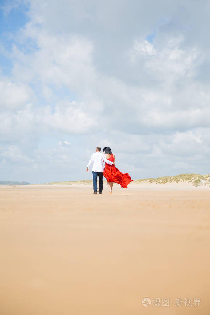 一对浪漫的年轻夫妇在海滩上拥抱的背影照片-正版商用图片13icnk-摄图