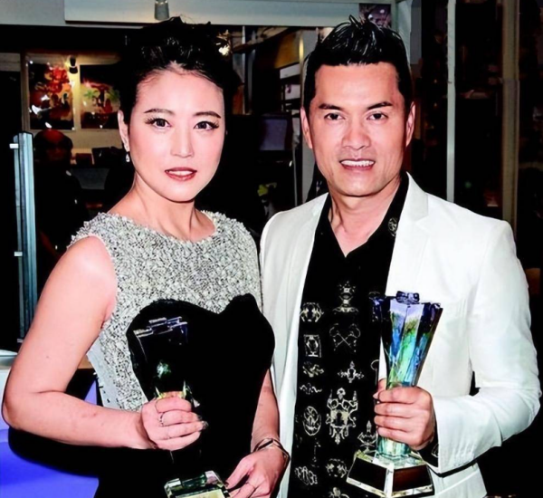 周海媚遇人不淑,遭到丈夫抛弃,如今成为10多个孩子的妈妈