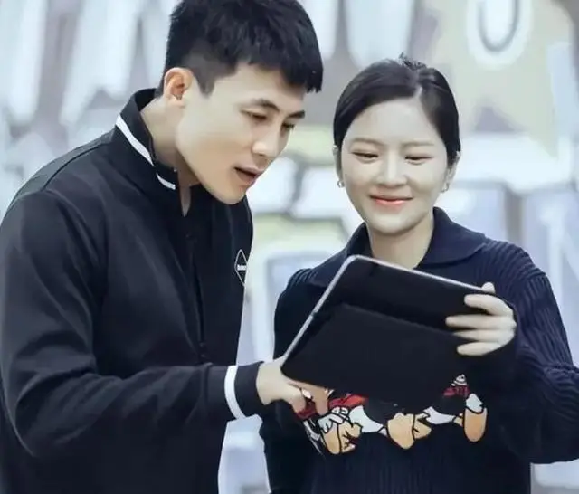 杜淳妻子王灿大方晒素颜美照,感慨无惧衰老享受目前状态_女儿_照片