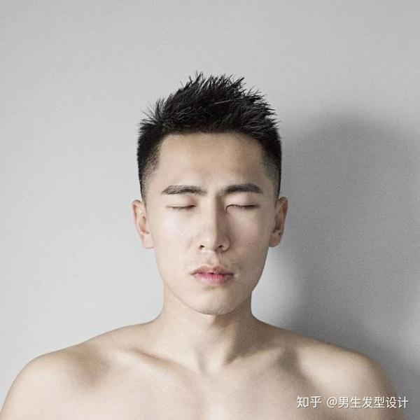 两边剪短发型能走多远取决于它的设计空间,这款底削飞机头就是最醒目