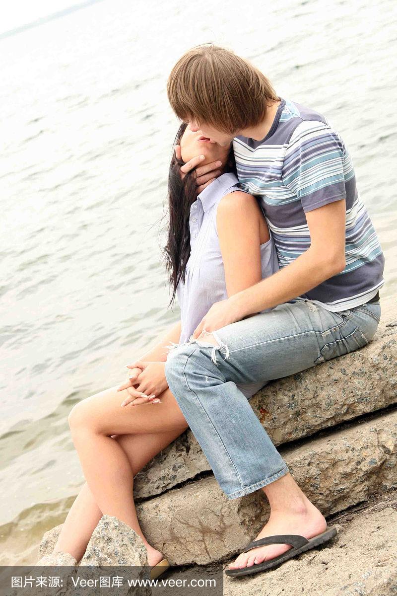 幸福浪漫性感的夫妇在爱拥抱的肖像