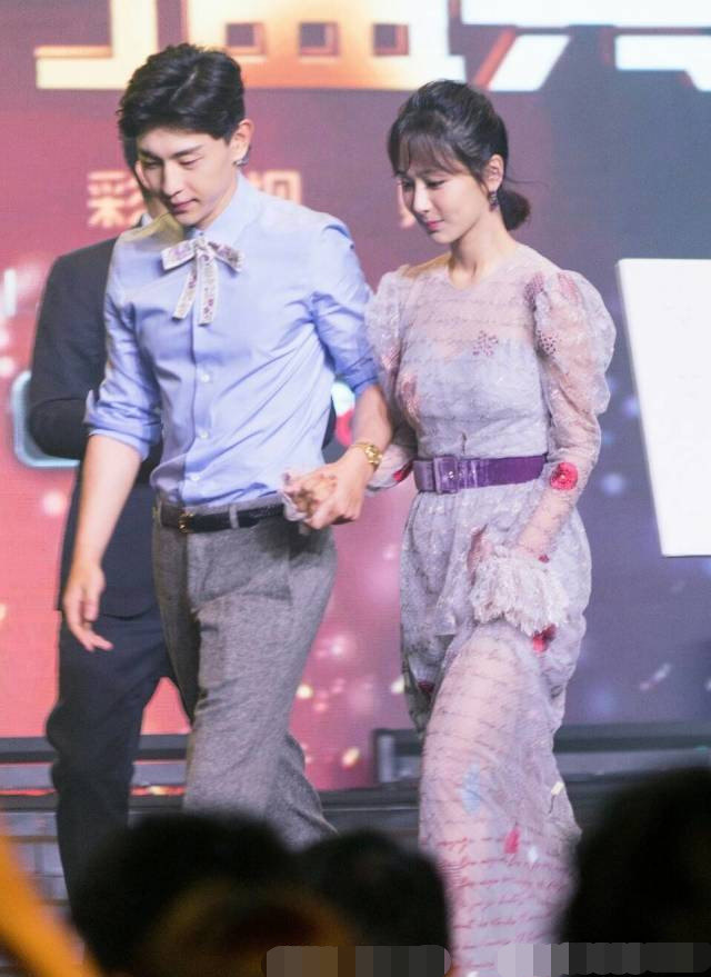 邓伦上直播受到冲击,看李佳琦涂口红时表情动作慢慢凝固_杨紫