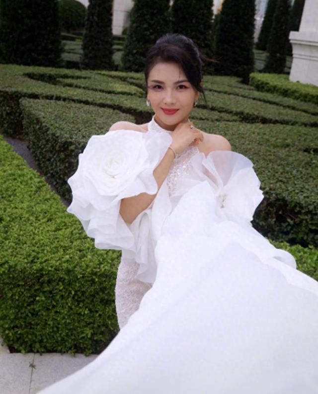 刘涛45岁婚纱照惊艳全场!粉丝惊呼:美得不可思议!