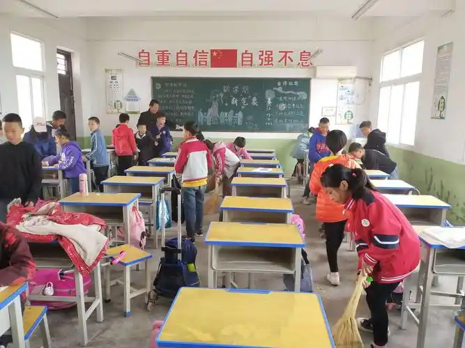 写美篇      同学们在老师们的指导下,全面打扫教室及卫生区各个角落