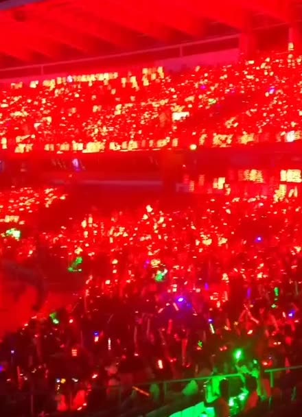 tfboys五周年演唱会易烊千玺半场红海易烊千玺