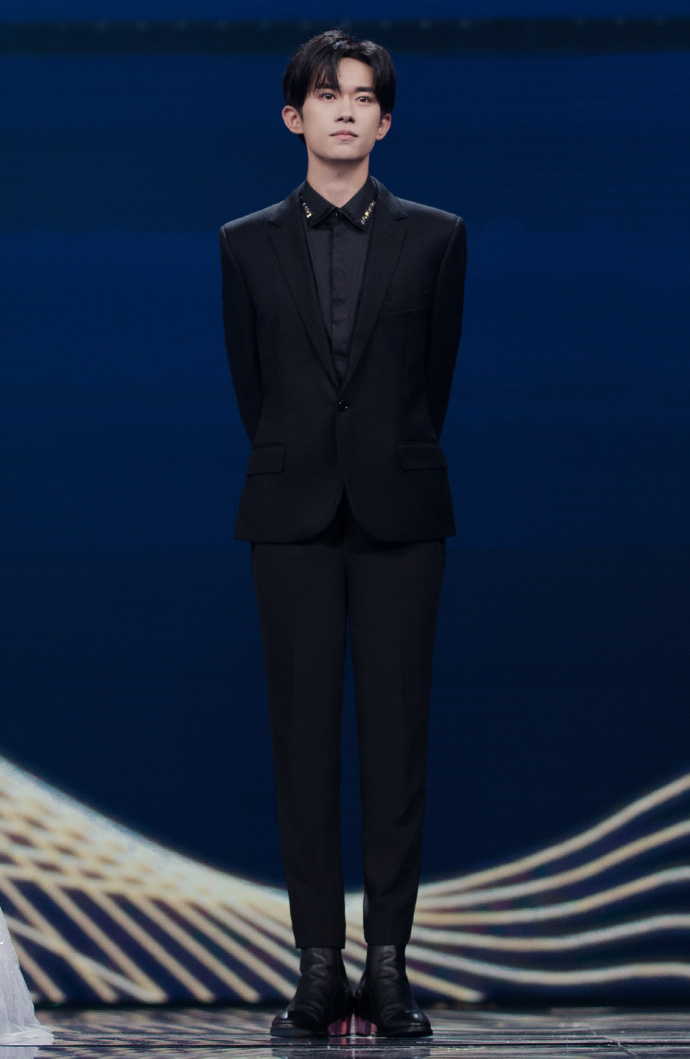 超正!易烊千玺寸头照曝光清爽帅气 眼神坚定温柔