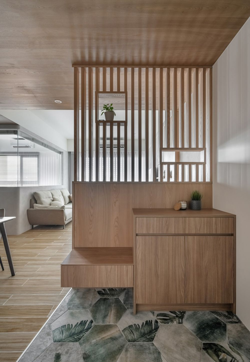 1,贴墙打柜子最简单普遍的布局,就是直接在入户玄关侧边直接贴墙做一