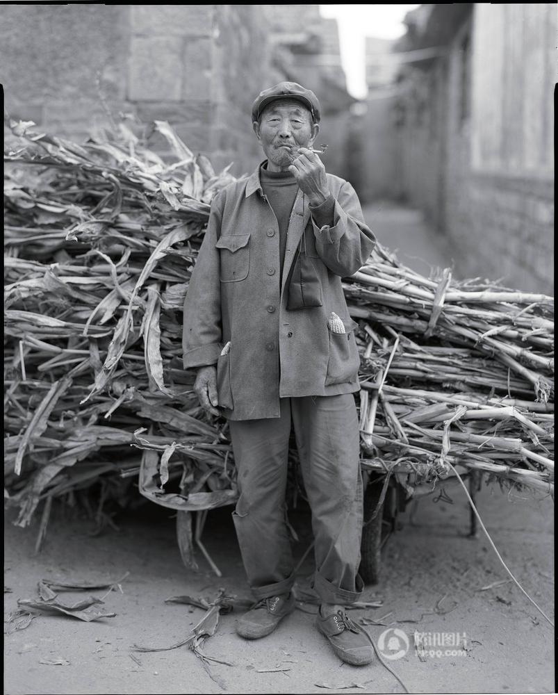 摄影师拍摄胶东农村的老年人 记录父辈的村庄