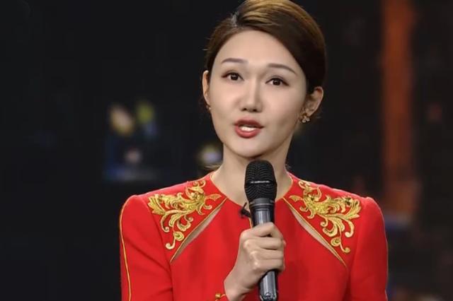 五位央视龙年春晚主持人,个个实力不凡,皆受观众喜爱,最小30岁
