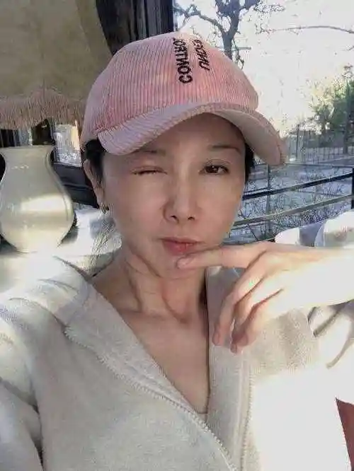 在当天她晒出的另一组照片中,孙菲菲的双眼皮出现了三条褶皱,最上边的