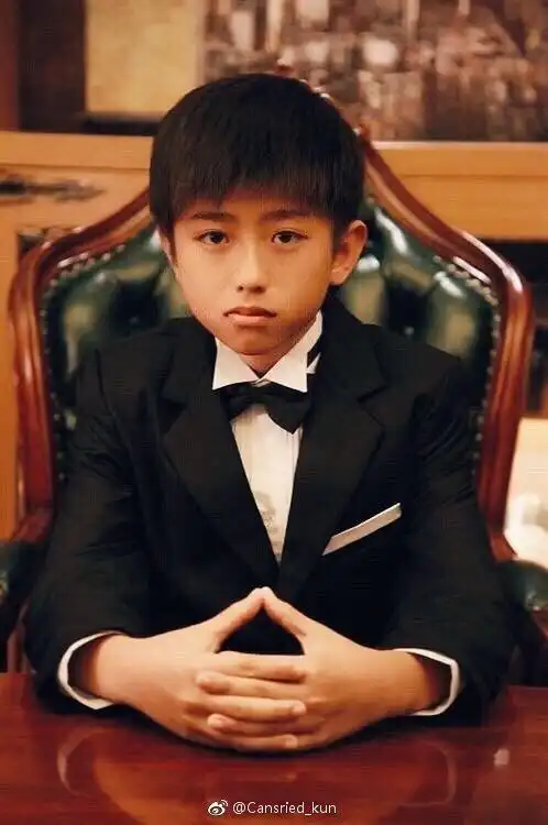 分享蔡徐坤初中毕业照,隔壁讨论原装蔡徐坤的,来.