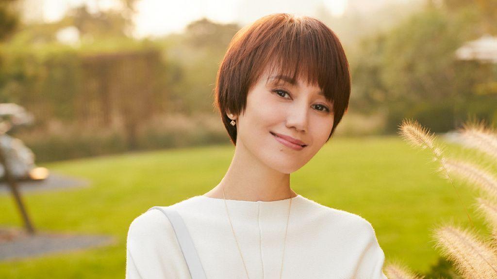 看了45岁袁泉的打扮才发现:中年留短发,穿衣不油腻,想不美都难